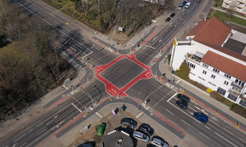 Die Radwegfurten an der Kreuzung Berliner Straße / Neißestraße sollen für eine größere Sicherheit für die Fahrradfahrenden sorgen.