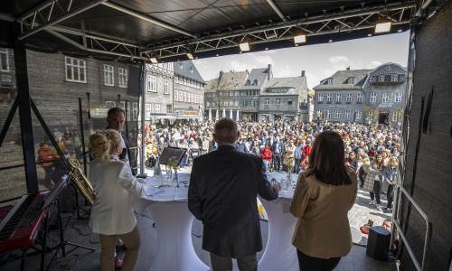 Auf dem Marktplatz verfolgten Goslarer und Gäste die beiden Talkrunden auf der Bühne, bevor sie im Anschluss das Rathaus erkundeten.