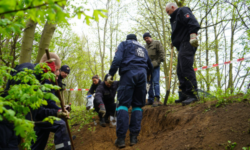 Die Polizei suchte den Wald nach weiteren Knochen ab.