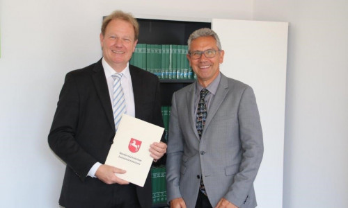 Urkundenübergabe durch den Präsidenten des Niedersächsischen Oberverwaltungsgerichts Dr. Thomas Smollich (re.) an Harald-Dirk Meyer.