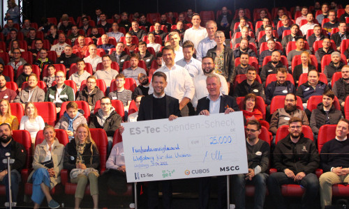 Oberbürgermeister Dennis Weilmann nahm den Spendenscheck über 25.000 Euro der ES-Tec Unternehmensgruppe entgegen.