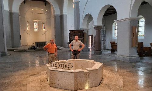 Der neue Taufbrunnen mit Handwerkern.