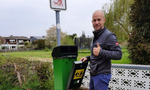 Schandelahs Ortsbürgermeister Daniel Bauschkem hat selber Mülleimer an-und Abmontiert. 