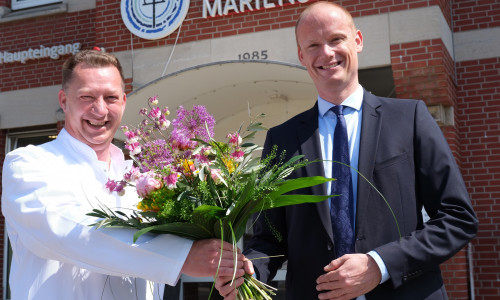 Dr. med Henning Cuhls (links, neuer Chefarzt Klinik für Anästhesiologie Krankenhaus Marienstift) und Dr. Jan Wolff (Geschäftsführer Krankenhaus Marienstift).