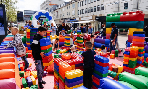 Das Kinderfest mitten in der Wolfsburger Fußgängerzone bot über 20 kostenlose Spielmodule und Stände, die zum Mitmachen und Ausprobieren einluden