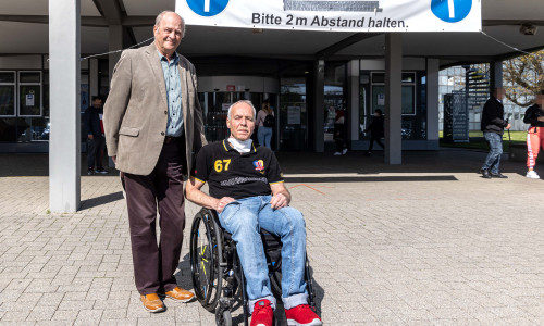 Dieter Kömpel vom SOVD und Lutz Tabert vom Beirat für Menschen mit Behinderung vor dem Rathaus.