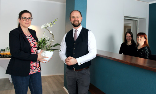 Im April gratulierte Bürgermeister Malte Schneider Dr. Friederike Funk zur Eröffnung  ihrer neuen Praxis in der Niedernstraße 8-9.