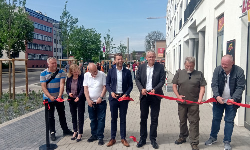 Oberbürgermeister Dennis Weilmann (Mitte) und Stadtbaurat Kai-Uwe Hirschheide (dritter von rechts) gaben die Nebenanlagen der Lessingstraße frei. 