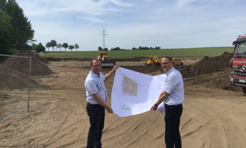Auf dem Bild von links: Rainer Apel und Bernd Seelig vor der Baustelle. 