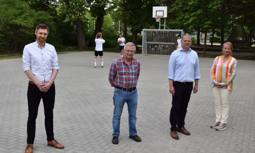 Urte Schwerdtner (von rechts), Mathias Brand, Jörg Otto und Sven Busse freuen sich, dass das Streetballfeld bereits von Jugendlichen genutzt wird.