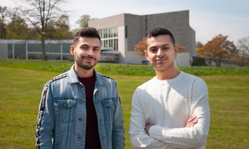 Angekommen: Anas und Ayman aus Syrien kamen 2015 nach Wolfsburg. Sie lernten in kürzester Zeit die deutsche Sprache, machten ihr Abitur und studieren nun Elektrotechnik bzw. Fahrzeugtechnik.