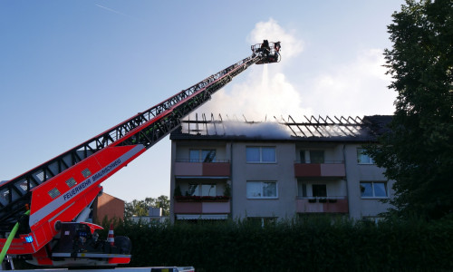 Der Dachstuhl von mehreren Wohnungen brannte komplett ab.