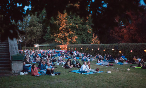 Das Sommerkino feiert sein 10-jähriges Jubiläum mit sieben Kultfilmen und atmosphärischen Kinoabenden im Garten des Kunstverein Braunschweig e.V.