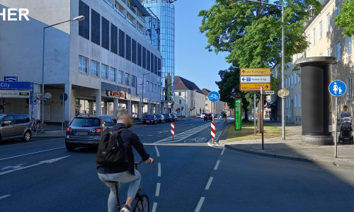 Im Herbst dieses Jahres will die Stadt Wolfsburg die Verkehrsflächen in der Schillerstraße in Wolfsburg temporär neu aufteilen.