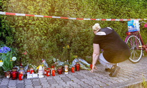 Am Hans-Böckler-Ring werden Blumen niedergelegt und Kerzen angezündet.