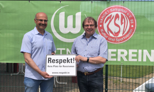Ibrahim Medeni und Dr. Dirk Härdrich bei der Übergabe des „Respekt“-Schilds an den KSV Vahdet. 