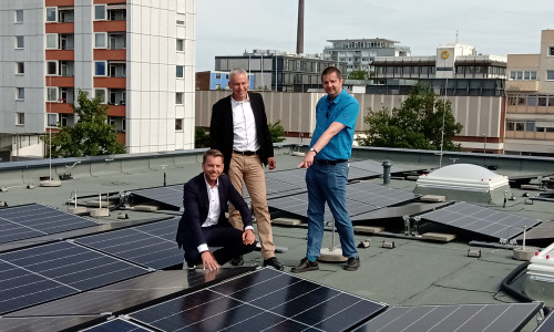 Nahmen die 25. städtische Photovoltaik-Anlage in Augenschein: (von links) Oberbürgermeister Dennis Weilmann, Stadtbaurat Kai-Uwe Hirschheide und Tino Deich vom Geschäftsberech Hochbau der Stadt. 