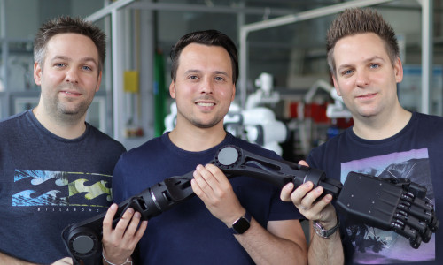 Sören Michalik, Lars Heim und Sönke Michalik (v.li.) haben gemeinsam die Aeon Robotics GmbH gegründet und mit ihrer KI-gestützten Roboterhand den Innovationspreis Niedersachsen 2022 gewonnen.
