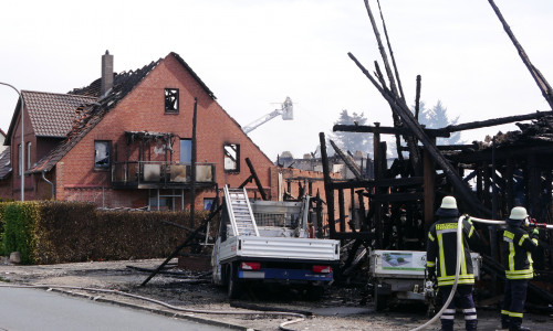 Das Gebäude rechts brannte komplett nieder, auch ein Firmenwagen wurde erheblich beschädigt. Beim benachbarten Wohnhaus brannte das Dach.