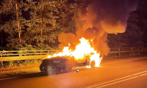Auf der B244 in Richtung Matiental brannte in der Nacht ein Auto vollständig aus.
