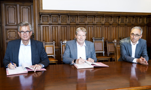 Unterzeichneten den Konzessionsvertrag für die Errichtung von Ladesäulen in Braunschweig: Jens-Uwe Freitag, Vorsitzender des Vorstands von BS|Energy, Stadtbaurat Heinz-Georg Leuer und Vorstandsmitglied Dr. Volker Lang (v.l.).