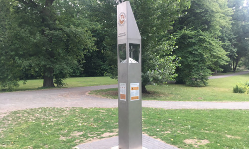 Die Stele ist Treffpunkt für die Veranstaltung.