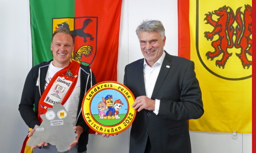 Nils Kühne ist neuer Landkreis-König und erhielt die Königsscheibe von Landrat Henning Heiß (rechts).