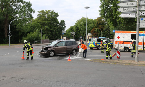 Am Mittwochmorgen kam es auf dem Grünen Platz zu einem Verkehrsunfall. Die Feuerwehr Wolfenbüttel sicherte die Unfallstelle ab und nahm auslaufende Betriebsstoffe auf.