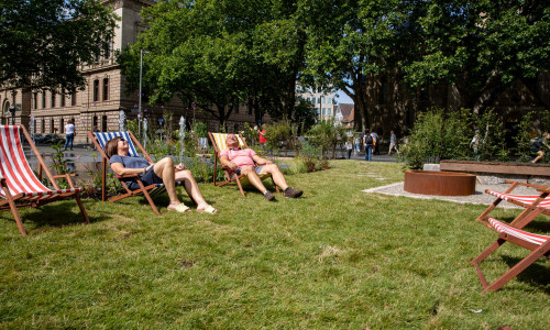 Mit rund 120 Quadratmetern lädt der Stadtgarten auf dem Platz der Deutschen Einheit zur Entspannung und Unterhaltung im Grünen ein.   