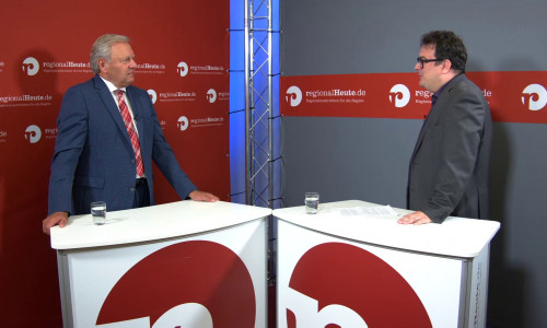 Jürgen Brinkmann (links), Vorstandsvorsitzender der Volksbank BraWo, im Gespräch mit regionalHeute.de-Chefredakteur Werner Heise.