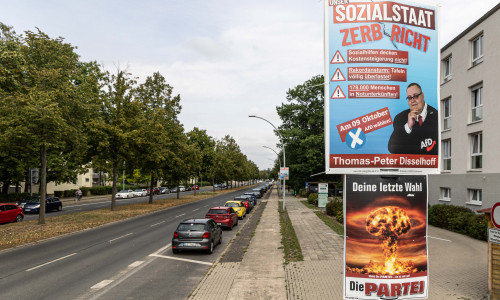 An einigen Laternen hängen schon Plakate zur Landtagswahl.