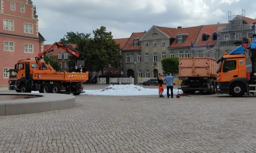 Auf dem Schlossplatz hatte ein Müllwagen Feuer gefangen.