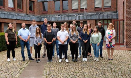 15 neue Auszubildende starteten heute ihre Ausbildung beziehungsweise ihr Duales Studium beim Landkreis Goslar. Erste Kreisrätin Regine Breyther (1. von rechts) und Servicebereichsleiter Jens Goldmann (2. von links) begrüßten die neuen Kollegen im Kreistagssaal.
