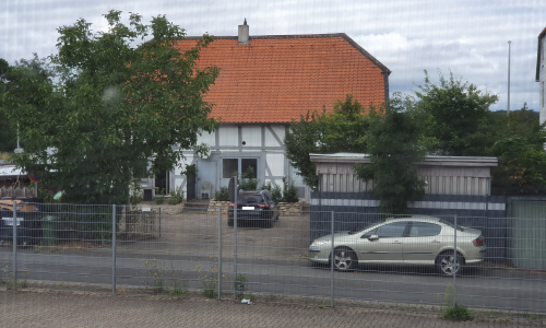 In der Helmstedter Straße hat sich ein Massagestudio angesiedelt. Sehr zum Unmut der Nachbarn, die direkt auf das Etablissement schauen und sich gestört fühlen. 