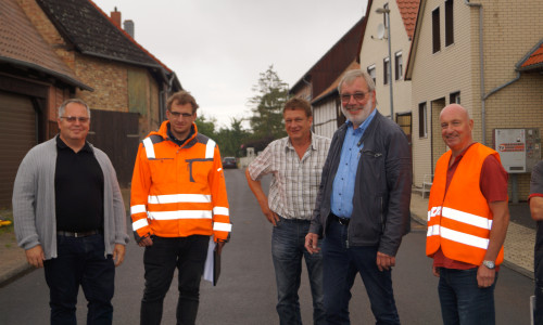 Auf dem Bild von Links: Harry Wäterling (Gemeinderat), Jan Damer (Planungsbüro Damer & Partner); Dirk Langbein (Bauamt Samtgemeinde Elm-Asse), Karl-Heinz Müller (Bürgermeister), Frank Höhn (Bauleiter Fa. KEMNA). 
