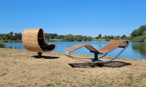  Die Stadt hat bereits in den letzten Wochen neue Bänke und Picknicktische am Schlosssee installiert.