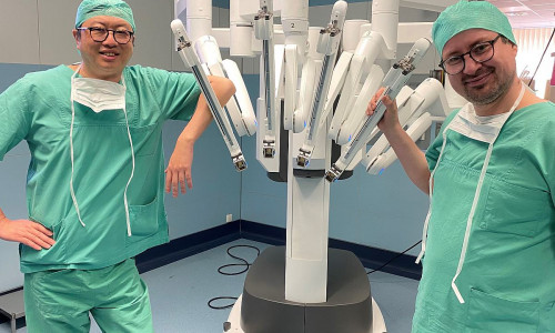 Tung Yu Tsui, Chefarzt der Klinik fürAllgemein-Viszeral- und Thoraxchirurgie, mit Johannes Erbes,Leitender Oberarzt, und dem "da Vinci"-Roboter.