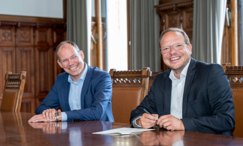 Dr. Tobias Pollmann und Dr. Raimar Goldschmidt (v.l.n.r.) bei der Vertragsunterzeichnung.