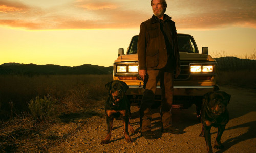 Dan Chase (Jeff Bridges) wartet mit seinen Hunden auf den nächsten Schritt seiner Verfolger. (Bild: Prashant Gupta/FX)