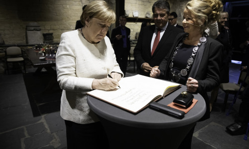 Bundeskanzlerin a.D. Dr. Angela Merkel trägt sich im Wintersaal der Kaiserpfalz im Beisein von Sigmar Gabriel und Oberbürgermeisterin Urte Schwerdtner ins Goldene Buch der Stadt Goslar ein.