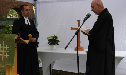 Superintendent Dr. Volker Menke (rechts) führte den Seelsorger Pastor Julian Bergau (links) in sein Amt ein.