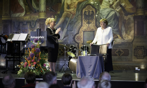 Oberbürgermeisterin Urte Schwerdtner dankt Angela Merkel für ihren Besuch in Goslar.