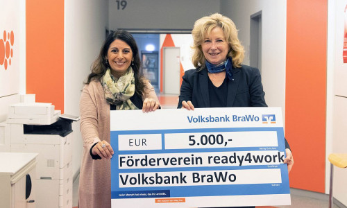 Daniela Cavallo, 1. Vorsitzende des Vereins ready4work, nimmt den symbolischen Spendenscheck über 5.000 Euro von Claudia Kayser, Leiterin der Direktion Wolfsburg, entgegen.
