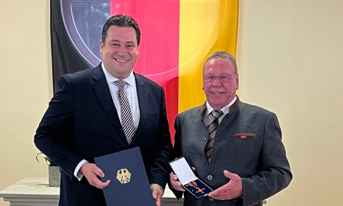 Landrat Tobias Heilmann überreichte Horst Loos das Verdienstkreuz am Bande des Verdienstordens der Bundesrepublik Deutschland.