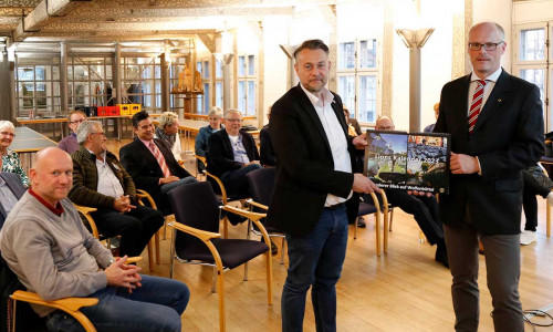 Bürgermeister Ivica Lukanic nimmt den ersten Kalender von Lions-Club-Präsident Klaus Thiele entgegen. 