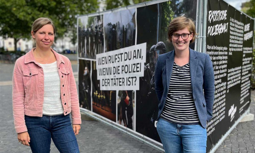 Louise Bohne (links) und Karoline Otte (rechts) besuchen Ausstellung gegen Polizeigewalt.