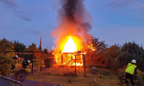 Das Gartenhaus brannte lichterloh.