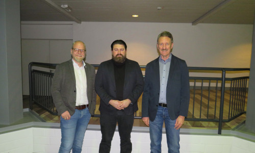 Matthias Kirchner (Mitte) wird vom allgemeinen Vertreter des Bürgermeisters Tobias Breske (links) und dem Ratsvorsitzendem Jürgen Haberland (rechts) im Gemeinderat willkommen geheißen. 