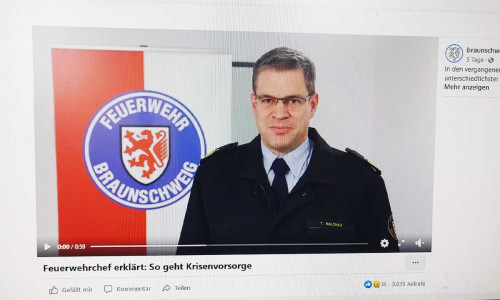 In einem Facebook-Video richtet sich der Leiter der Feuerwehr Braunschweig, Torge Malchau, an die Bevölkerung. (Bildschirmfoto)