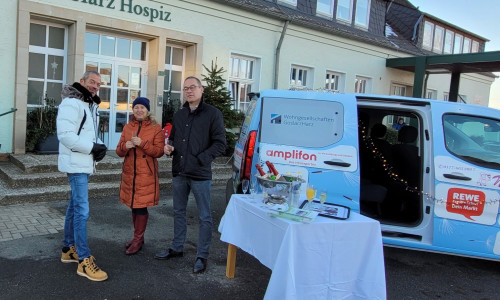 Hospiz-Geschäftsführer Christian Schulz (li.) mit zwei der Sponsoren und dem neuen Fahrzeug.